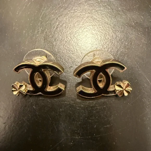 CHANEL Black and Gold Clover Earrings - Picture 4 of 11
